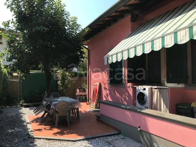Villa Bifamiliare in affitto a Forte dei Marmi via San Camillo, arredato, giardino privato, posto auto TrovaCasa