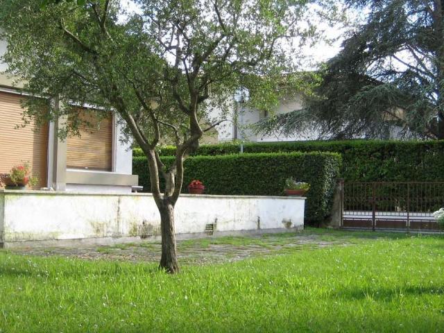 Villa bifamiliare in affitto a forte dei marmi vittoria apuana