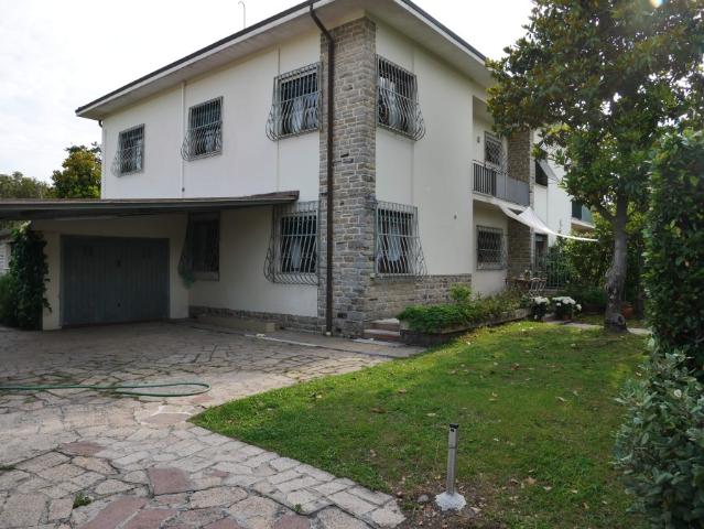 Villa Bifamiliare in affitto a Forte Dei Marmi Vittoria Apuana