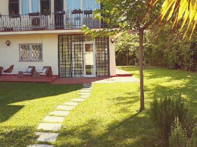 Villa bifamiliare in affitto a forte dei marmi vittoria apuana