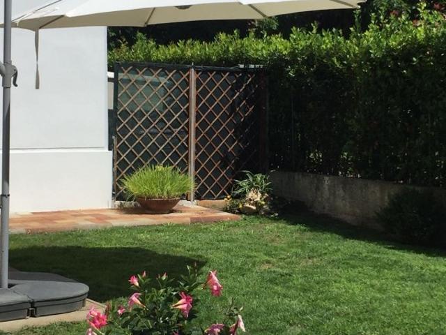Villa Bifamiliare in Affitto a Forte Dei Marmi