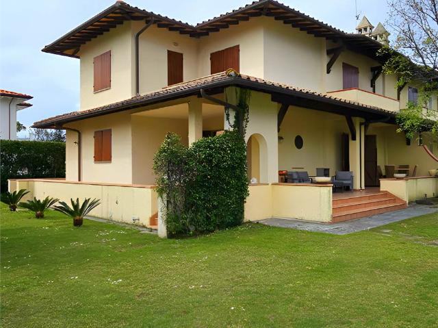 Villa bifamiliare in affitto a Forte dei Marmi