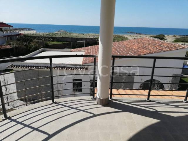 Villa Bifamiliare in affitto a Fiumicino via Vincenzo Bellini, arredato, giardino privato, posto auto TrovaCasa