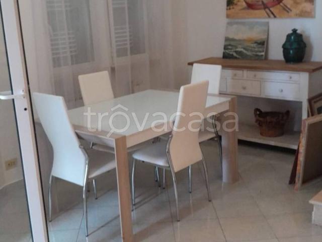 Villa Bifamiliare in affitto a Fiumicino via Marina di Campo, arredato, giardino privato TrovaCasa