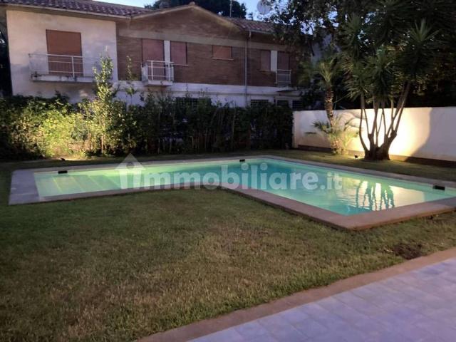 Villa Bifamiliare in affitto a Fiumicino via Santa Marinella, arredato, giardino privato, box TrovaCasa