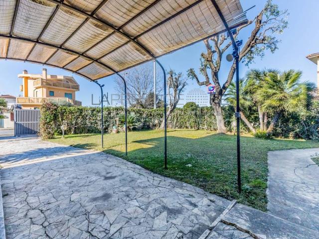 Villa Bifamiliare in affitto a Fiumicino viale Viareggio, 163, arredato, giardino privato, buono stato TrovaCasa
