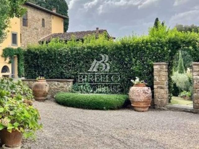 Villa Bifamiliare in affitto a Firenze via della Torre del Gallo, giardino privato, terrazzo, parzialmente arredato TrovaCasa