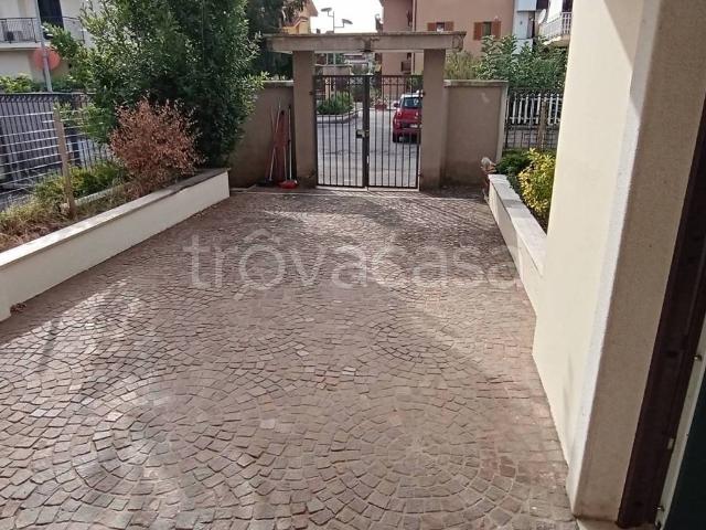 Villa Bifamiliare in affitto a Frosinone via Casilina Nord, non arredato/vuoto, giardino privato, posto auto TrovaCasa