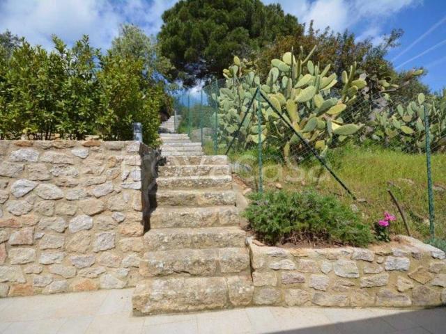 Villa Bifamiliare in affitto a Isola del Giglio, arredato, giardino privato, posto auto TrovaCasa