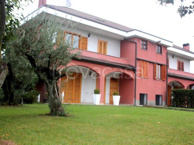 Villa Bifamiliare in affitto a Lainate via Marche, giardino privato, box, aria condizionata TrovaCasa