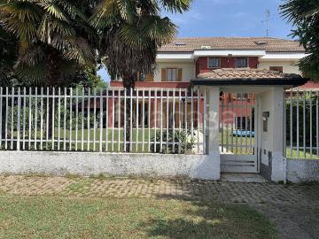 Villa Bifamiliare in affitto a Lainate via Val Seriana, 26, giardino privato, box, aria condizionata TrovaCasa