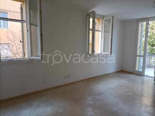Villa Bifamiliare in affitto a Modena viale Buon Pastore, non arredato/vuoto, giardino privato, terrazzo TrovaCasa