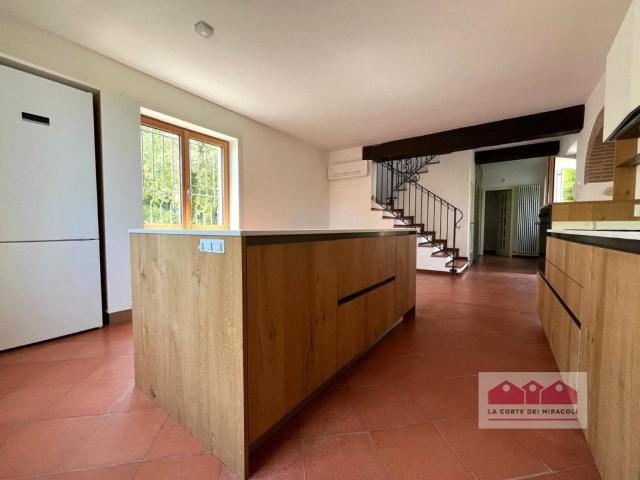 Villa Bifamiliare in affitto a Monteviale via Gallo, giardino privato, caminetto, centrale TrovaCasa
