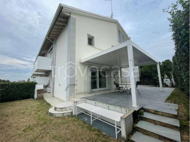 Villa Bifamiliare in affitto a Montebelluna via Buziol, giardino privato, box, terrazzo TrovaCasa