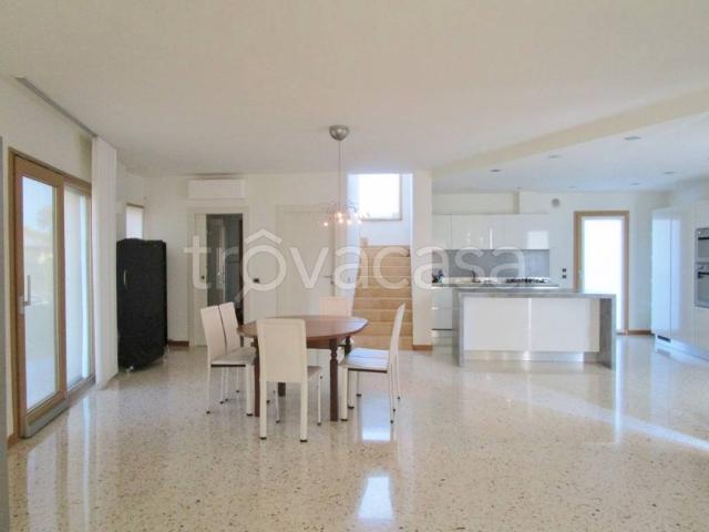 Villa Bifamiliare in affitto a Montegalda via Giuseppe Roi, giardino privato, box, terrazzo TrovaCasa