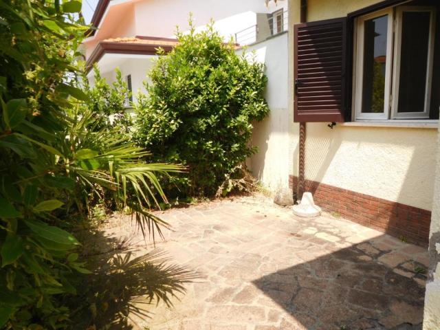 Villa Bifamiliare in affitto a Montignoso via Cateratte, arredato, giardino privato, terrazzo TrovaCasa