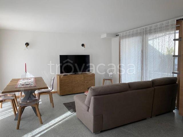 Villa Bifamiliare in affitto a Madesimo via Pianello, arredato, giardino privato, balcone TrovaCasa