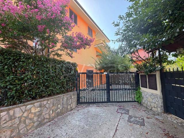 Villa Bifamiliare in affitto a Mendicino via Alessandro il Molosso, arredato, giardino privato, posto auto TrovaCasa
