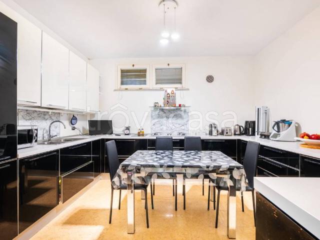 Villa Bifamiliare in affitto a Milano via Monte Rosa, 50, giardino privato, terrazzo, parzialmente arredato TrovaCasa