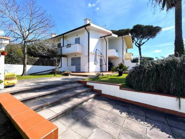 Villa Bifamiliare in affitto a Sabaudia via Cariddi, 6, arredato, giardino privato, aria condizionata TrovaCasa