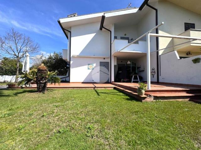 Villa Bifamiliare in affitto a Sabaudia via Cariddi, 6, arredato, giardino privato, aria condizionata TrovaCasa