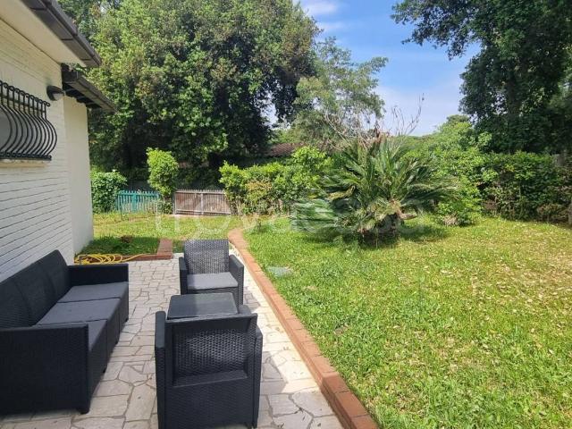 Villa Bifamiliare in affitto a Sabaudia viale delle Querce, 16, arredato, giardino privato, posto auto TrovaCasa