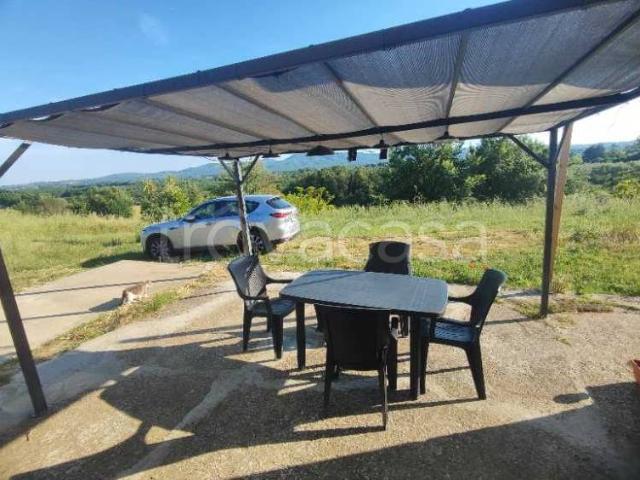 Villa Bifamiliare in affitto a Sutri via dei Gigli, arredato, giardino privato, terrazzo TrovaCasa