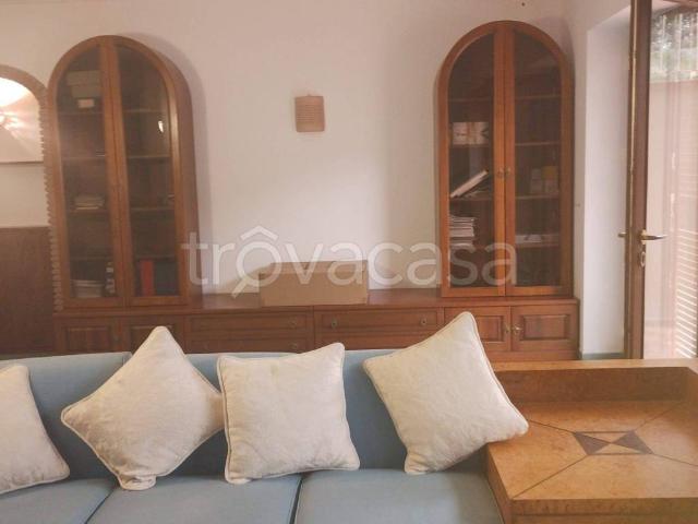 Villa Bifamiliare in affitto a Pozzuoli contrada La Schiana, giardino privato, immobile di prestigio, parzialmente arredato TrovaCasa