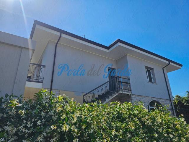 Villa Bifamiliare in affitto a Peschiera del Garda, giardino privato, terrazzo, lavatrice TrovaCasa
