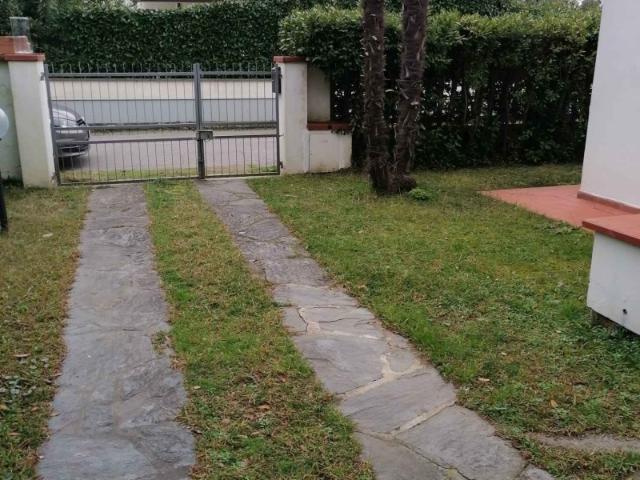 Villa Bifamiliare in Affitto a Pietrasanta Marina Di Pietrasanta