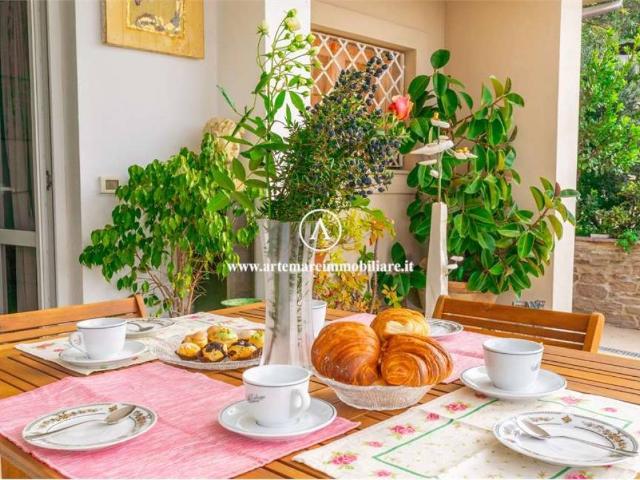 Villa Bifamiliare in affitto a Pietrasanta via Casitglione, arredato, giardino privato, posto auto TrovaCasa