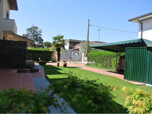 Villa Bifamiliare in affitto a Pietrasanta via delle Erbe, arredato, giardino, posto auto TrovaCasa