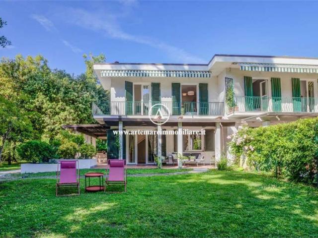 Villa Bifamiliare in affitto a Pietrasanta via Enrico Morin, 2, arredato, giardino privato, posto auto TrovaCasa