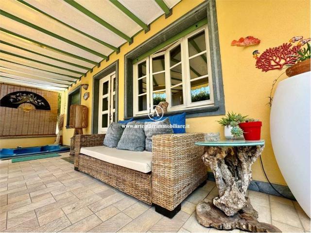 Villa Bifamiliare in affitto a Pietrasanta via Ugo Foscolo, arredato, giardino privato, aria condizionata TrovaCasa