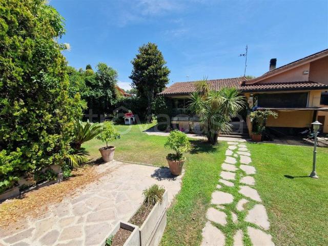 Villa Bifamiliare in affitto a Roma via Ardeatina, giardino privato, posto auto, terrazzo TrovaCasa