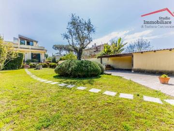 Villa Bifamiliare in affitto a Roma via Dobbiaco, giardino privato, posto auto, caminetto TrovaCasa