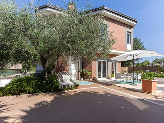 Villa Bifamiliare in affitto a Roma via del Tibet, arredato, piscina, cucina abitabile TrovaCasa
