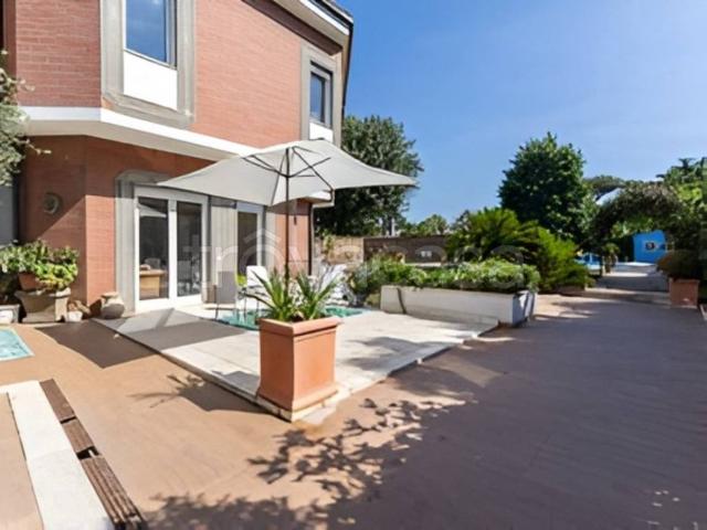 Villa Bifamiliare in affitto a Roma via del Tibet, arredato, piscina, cucina abitabile TrovaCasa