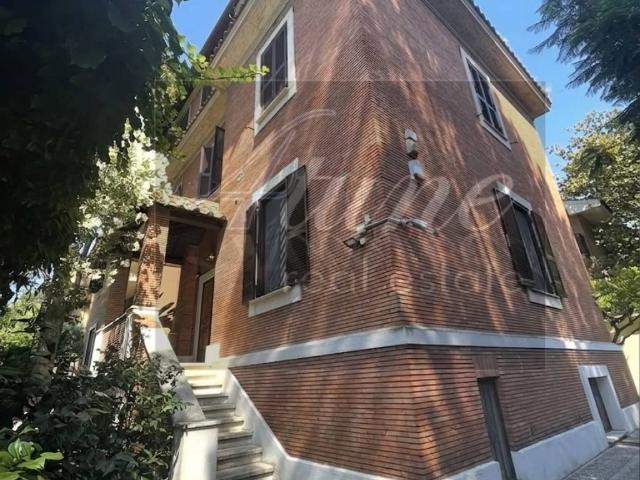 Villa Bifamiliare in affitto a Roma via di Santa Melania, giardino, terrazzo, riscaldamento autonomo TrovaCasa