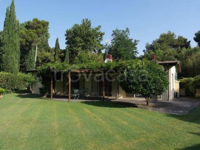 Villa Bifamiliare in affitto a Roma via Lucio Volumnio, giardino privato, terrazzo, parzialmente arredato TrovaCasa