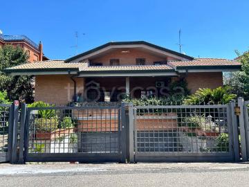Villa Bifamiliare in affitto a Roma via Siculiana, 250, arredato, giardino privato, box TrovaCasa