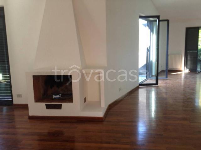 Villa Bifamiliare in affitto a Roma largo dell'Olgiata, 15, giardino privato, terrazzo, riscaldamento autonomo TrovaCasa
