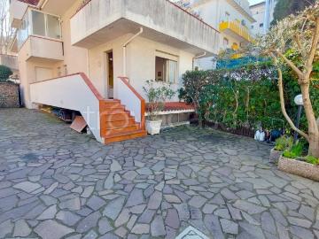 Villa Bifamiliare in affitto a Riccione viale Ugo Bassi, arredato, giardino privato, posto auto TrovaCasa
