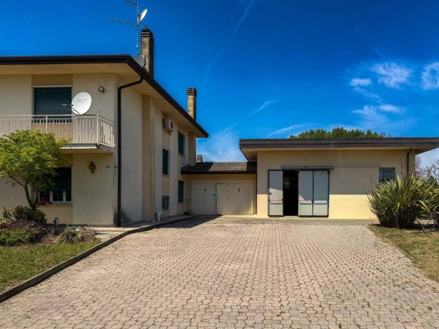 Villa Bifamiliare in affitto a Trebaseleghe via Malcana, arredato, giardino privato, posto auto TrovaCasa