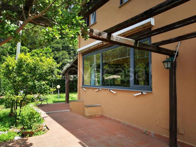 Villa bifamiliare in affitto a Trevignano Romano