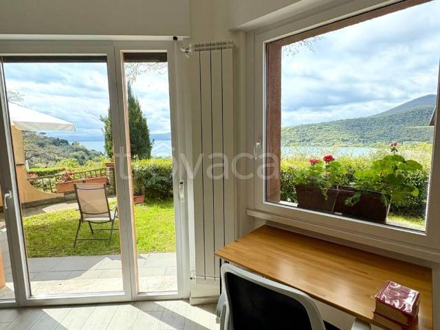 Villa Bifamiliare in affitto a Trevignano Romano via Poggio delle Ginestre, arredato, giardino privato, terrazzo TrovaCasa
