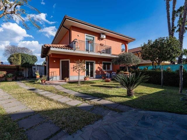 Villa Bifamiliare in affitto a Valverde via dei Villini, 12a, arredato, giardino privato, posto auto TrovaCasa