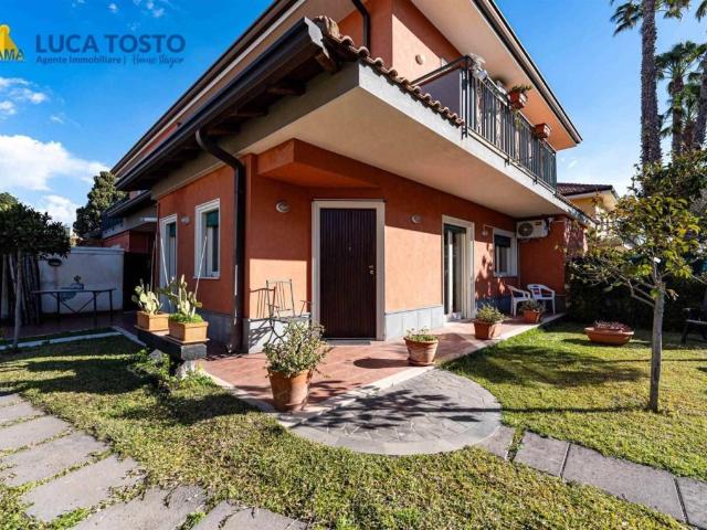Villa Bifamiliare in affitto a Valverde via dei Villini, 12a, arredato, giardino privato, posto auto TrovaCasa