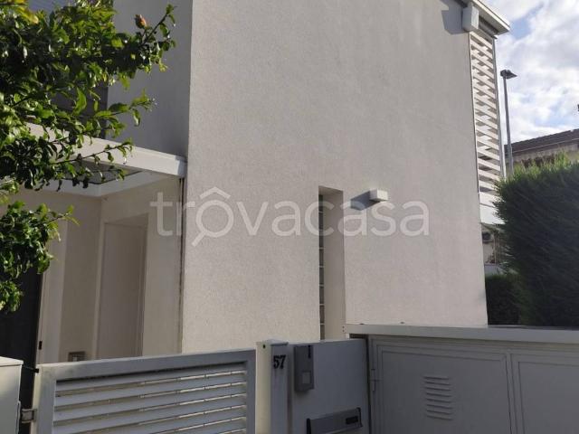 Villa Bifamiliare in affitto a Vicenza via Gigi Ghirotti, giardino privato, box, terrazzo TrovaCasa