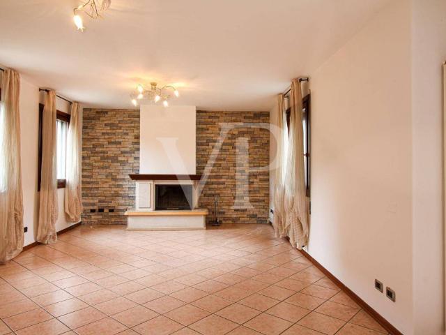 Villa Bifamiliare in affitto a Vicenza strada Marosticana, 256, giardino privato, box, terrazzo TrovaCasa